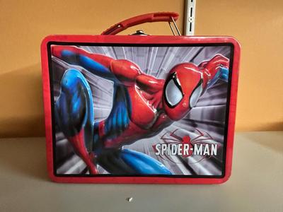 SPIDER-MAN AND AVENGERS LUNCHBOX, AVENGERS HAS A PUZZLE INSIDE