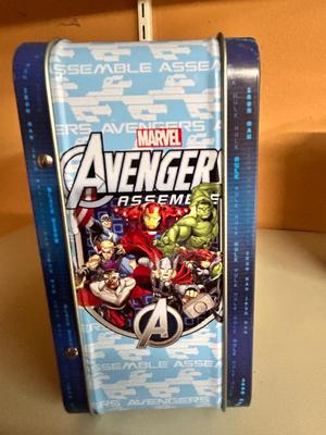 SPIDER-MAN AND AVENGERS LUNCHBOX, AVENGERS HAS A PUZZLE INSIDE