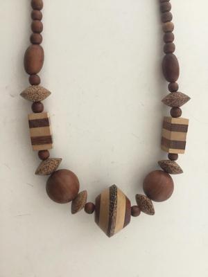 Beautiful vintage clasp wooden faux statement necklace