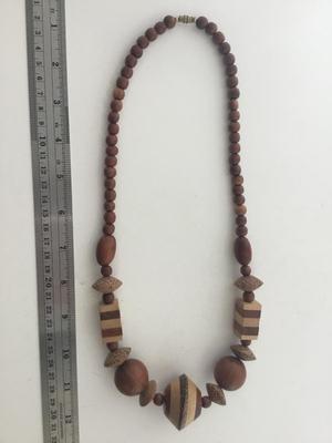 Beautiful vintage clasp wooden faux statement necklace