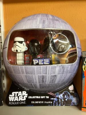 STAR WARS PEZ IN COLLECTABLE TIN, YODAS AND TRADING CARDS