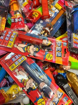 79 LOOSE PEZ, 16 PEZ ON CARDS, 26 PEZ IN PACKAGES