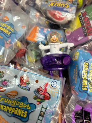 40 VTG BURGER KING TOYS IN PACKAGES