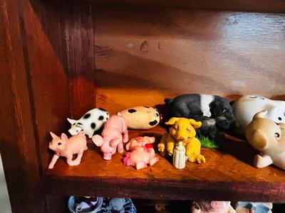 DISPLAY CASE PACKED FULL OF PIGS