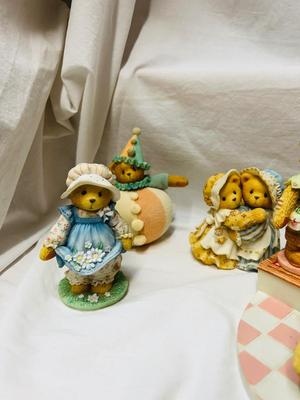 CHERISHED TEDDIES WITH PLATFORM AND MONTEFIORI WEDDING COUPLE