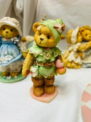 CHERISHED TEDDIES WITH PLATFORM AND MONTEFIORI WEDDING COUPLE