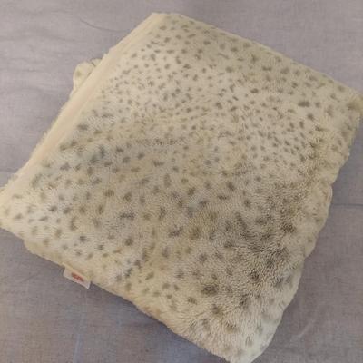 Fleece Blankets by Cynthia Rowley, Eddie Bauer & More (GBC-BBL)