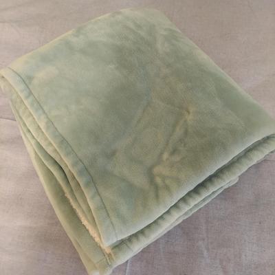 Fleece Blankets by Cynthia Rowley, Eddie Bauer & More (GBC-BBL)