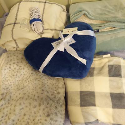 Fleece Blankets by Cynthia Rowley, Eddie Bauer & More (GBC-BBL)