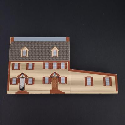 LOT 404: Cats Meow Bridgeton Landmarks Decor