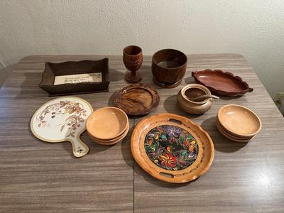 MELAMINE CHOPPING BOARD AND WOODEN SERVING PIECES