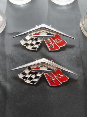 BUDWEISER RACING DRINKING GLASSES AND CAR EMBLEMS