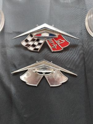 BUDWEISER RACING DRINKING GLASSES AND CAR EMBLEMS
