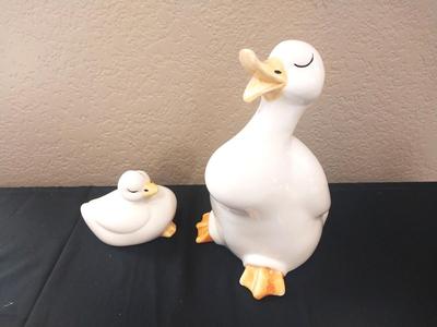 CERAMIC DUCKS AND SMALL TABLE COVER