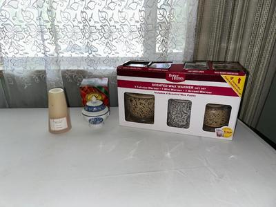 SCENTED WAX WARMER GIFT SET, ESTEE LAUDER CANDLE IN A DISH AND A PILLAR CANDLE