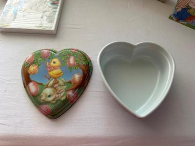 DECORATED SUGAR EGGS AND OTHER EASTER DECORATIONS