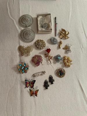 AN ASSORTMENT OF VINTAGE BROOCHES