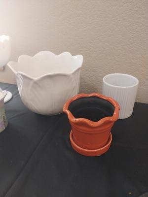 VARIETY OF PLANTING POTS-FROGG-MILKGLASS