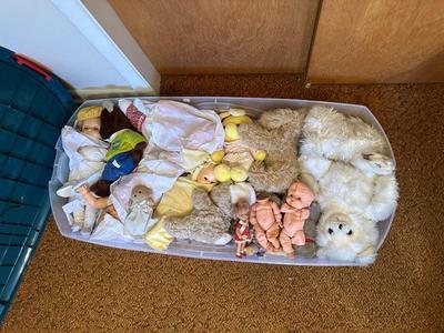 TOTE FULL OF VINTAGE DOLLS AND PLUSH ANIMALS