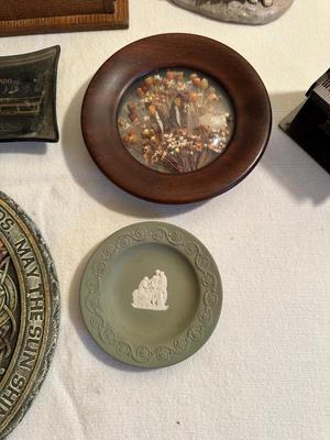 KNICK KNACKS AND COLLECTIBLES