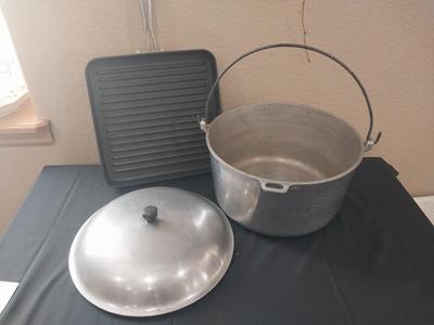 ALUMINUM POT WITH LID AND BAKE TRAY