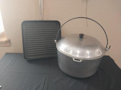 ALUMINUM POT WITH LID AND BAKE TRAY