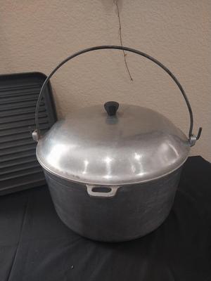 ALUMINUM POT WITH LID AND BAKE TRAY