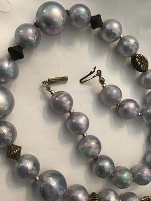 Beautiful, vintage, iridescent beaded necklace