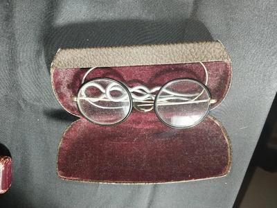 SMALL VINTAGE MENS COLLECTIBLES