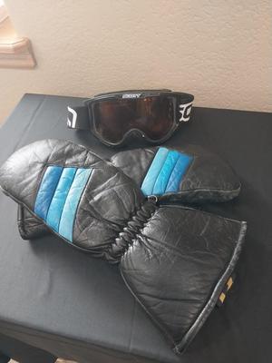 SCOTTS SKI GOGGLES IN BOX AND SKI GLOVES
