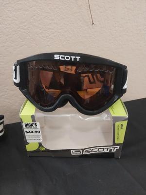 SCOTTS SKI GOGGLES IN BOX AND SKI GLOVES