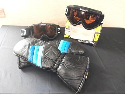 SCOTTS SKI GOGGLES IN BOX AND SKI GLOVES