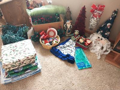 LARGE CHRISTMAS LOT