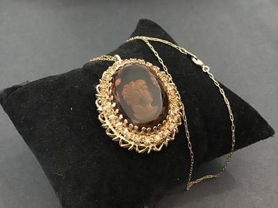 Beautiful Vintage Brown Glass Cameo With Rhinestone
