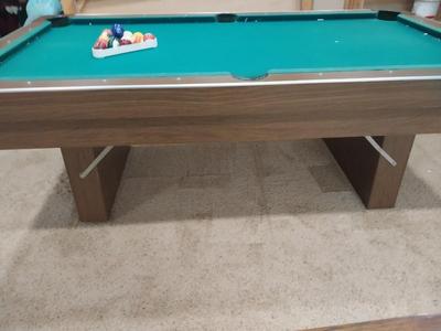 POOLTABLE WITH FOLDING LEGS