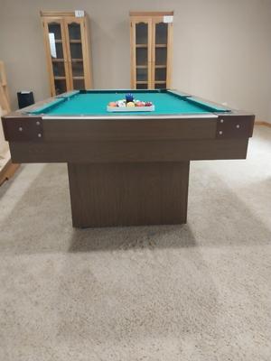 POOLTABLE WITH FOLDING LEGS