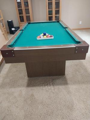 POOLTABLE WITH FOLDING LEGS