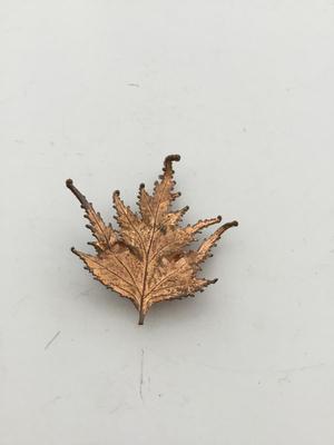 Gold tone fashion leaf vintage pin