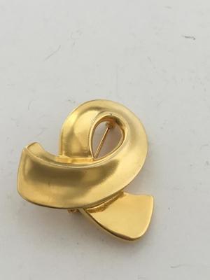 Gold tone vintage fashion pin