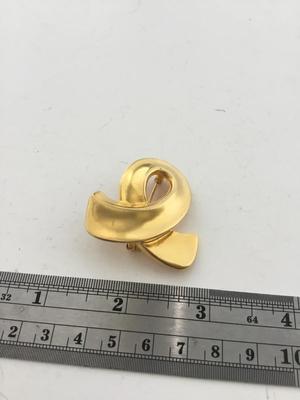 Gold tone vintage fashion pin