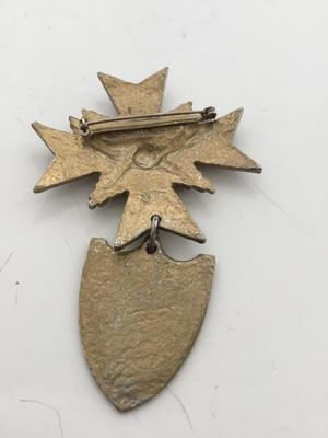 Gold tone unmarked vintage pin