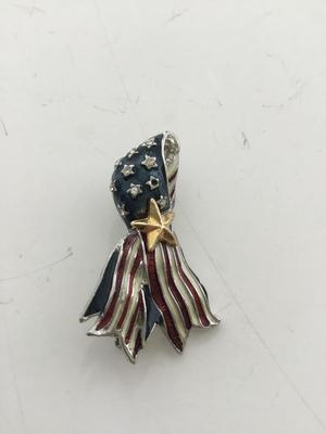 Marked hero’s in memory fashion pin