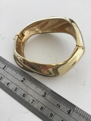 Gold tone fashion bracelet