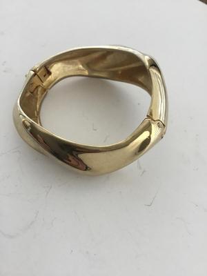 Gold tone fashion bracelet