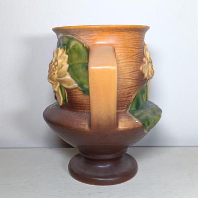 LOT 35: Roseville Pottery Water Lily Vase