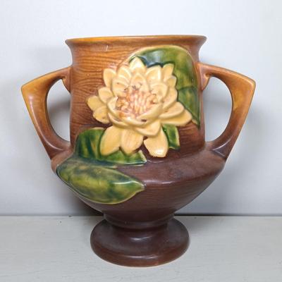 LOT 35: Roseville Pottery Water Lily Vase