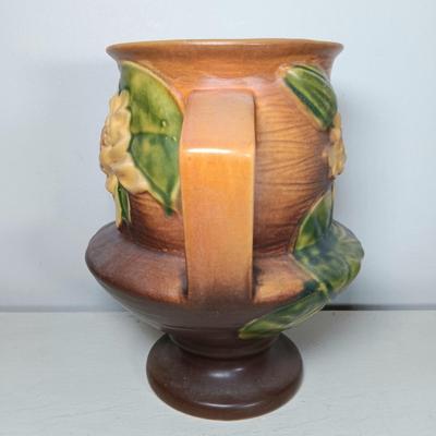 LOT 35: Roseville Pottery Water Lily Vase