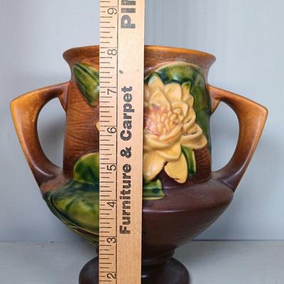 LOT 35: Roseville Pottery Water Lily Vase