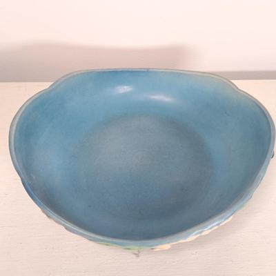 LOT 41: Roseville Pottery Snowberry Console Bowl