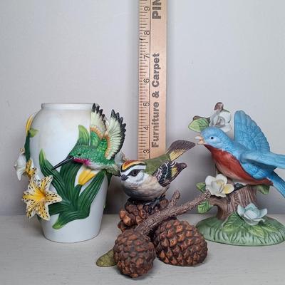 LOT 136: Lenox Golden Crowned Kinglet, LaVie Abbey Collection Hummingbird Vase & Crown Royal Bluebird